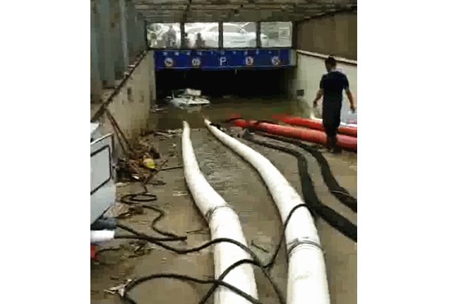 二環(huán)支路沙口路，山東消防兩臺，我們?nèi)_潛水泵同時運行，一切正常了
